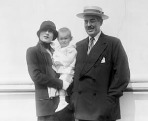 toddler Gloria with her parents. Know about Vanderbilt's  early life, parents, siblings